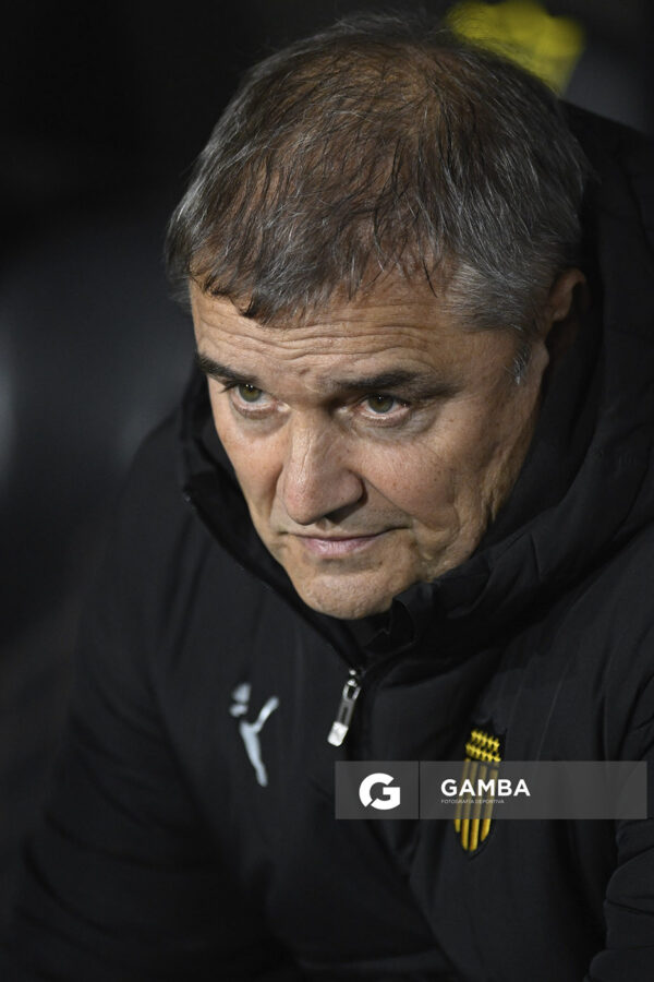 Diego Aguirre, director técnico de Peñarol, Liga AUF Uruguaya. Estadio Campeón del Siglo.