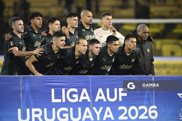 Titulares de Peñarol. Liga AUF Uruguaya. Estadio Campeón del Siglo.