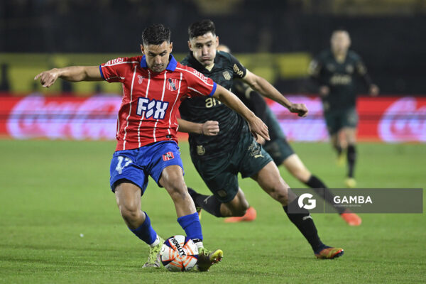 Luciano Fernández, de Central Español, Liga AUF Uruguaya. Estadio Campeón del Siglo.