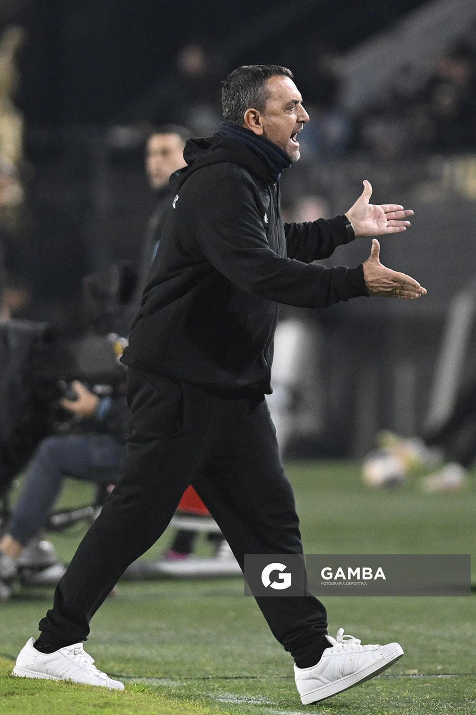 Diego Osella, director técnico de Central Español, Liga AUF Uruguaya. Estadio Campeón del Siglo.