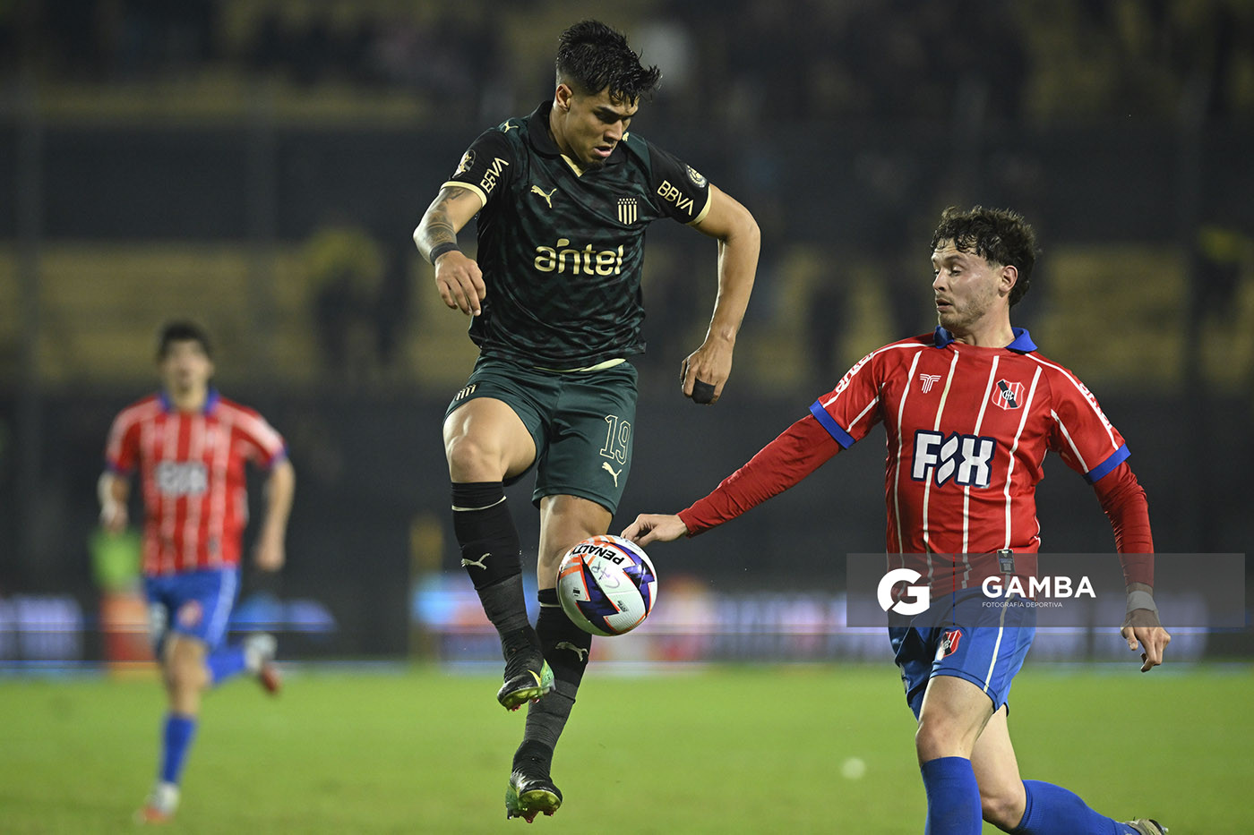 Matías Arezo, de Peñarol, Liga AUF Uruguaya. Estadio Campeón del Siglo.