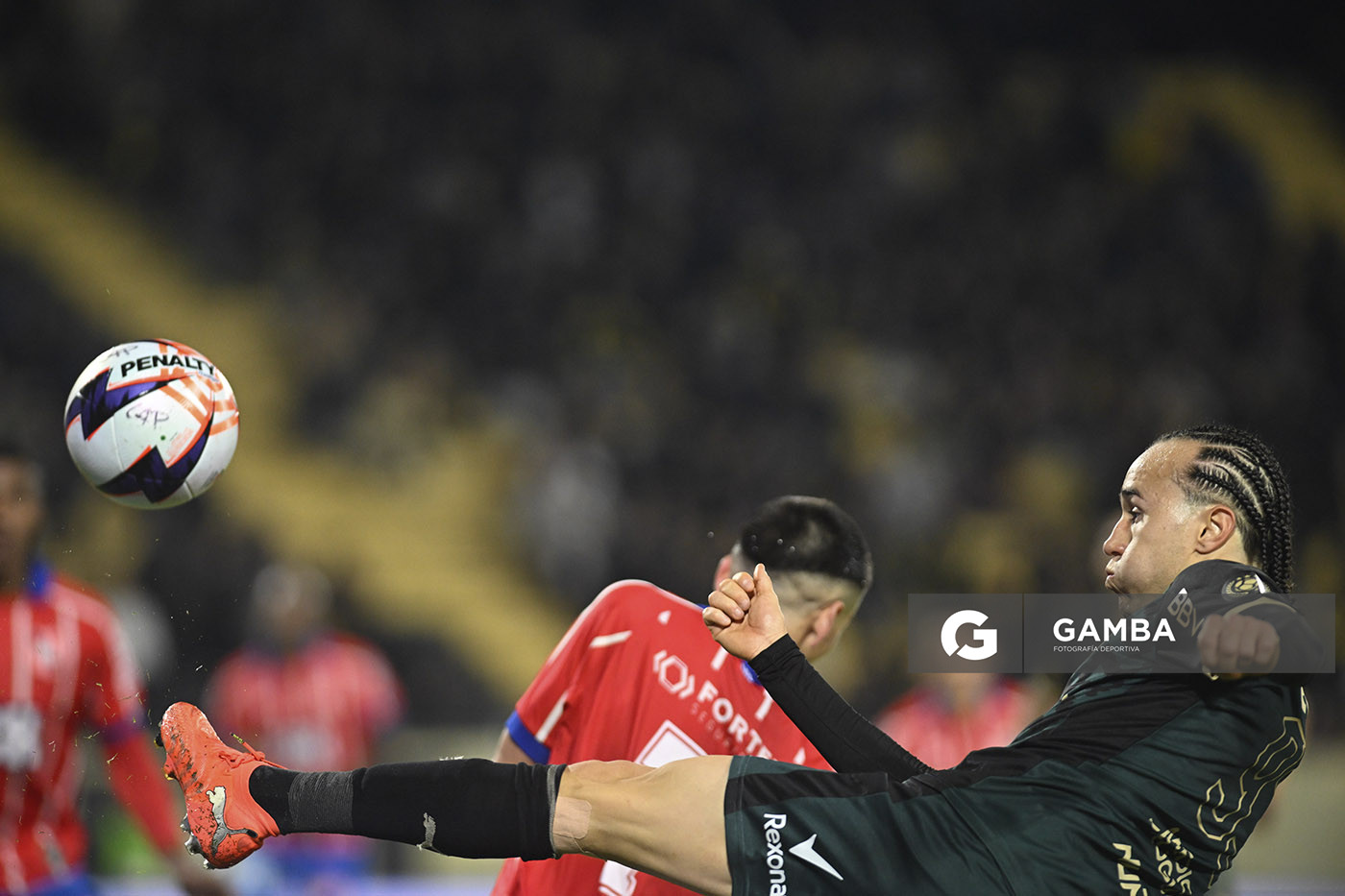 Diego Laxalt, de Peñarol, Liga AUF Uruguaya. Estadio Campeón del Siglo.