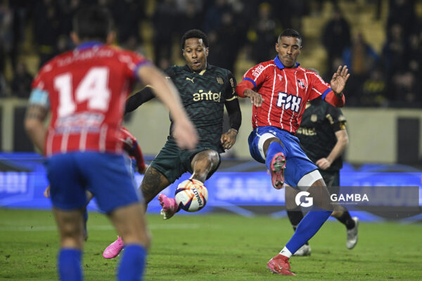Abel Hernández, de Peñarol, Liga AUF Uruguaya. Estadio Campeón del Siglo.
