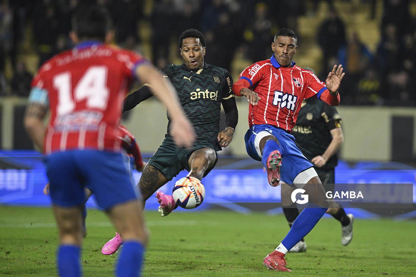 Abel Hernández, de Peñarol, Liga AUF Uruguaya. Estadio Campeón del Siglo.