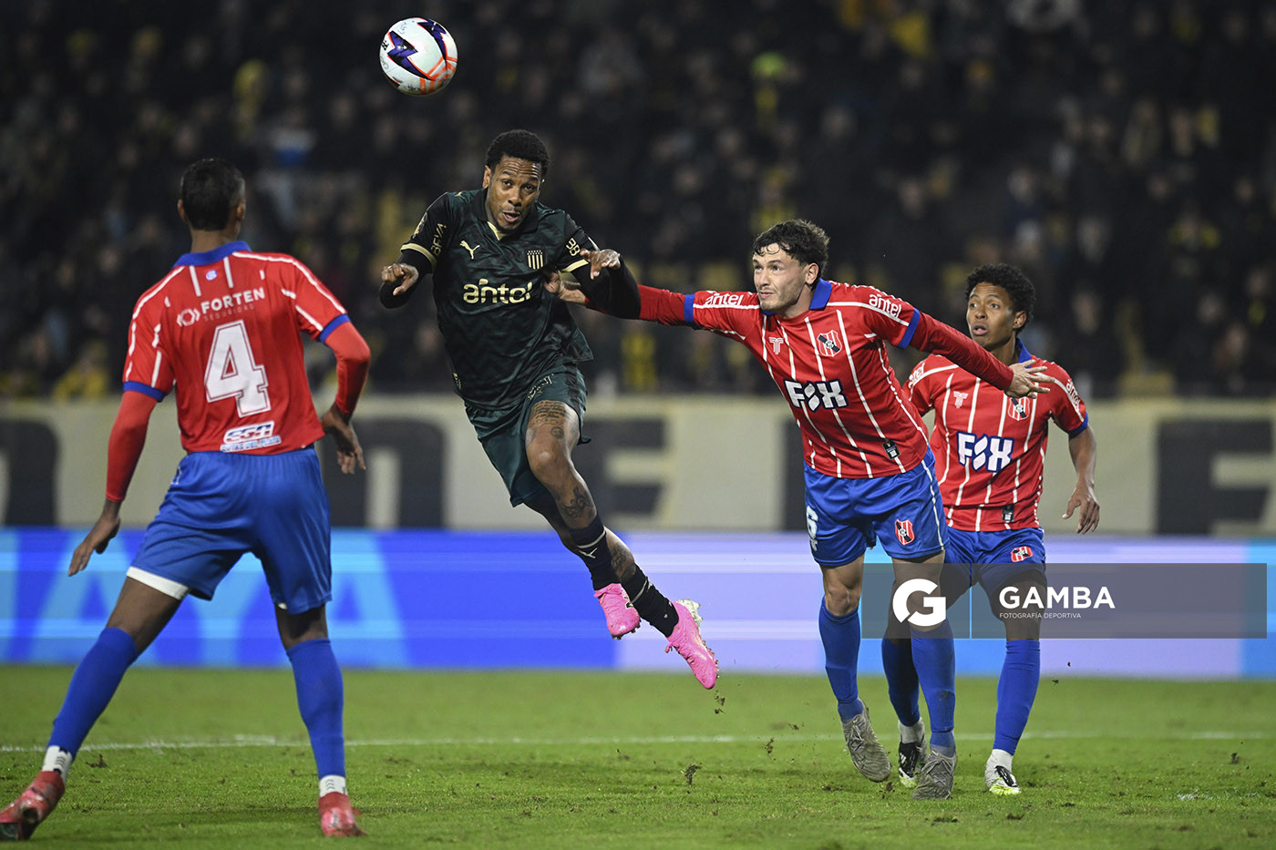 Abel Hernández, de Peñarol, Liga AUF Uruguaya. Estadio Campeón del Siglo.