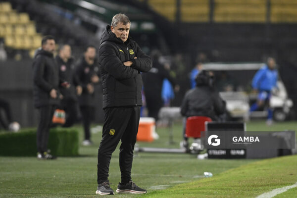 Diego Aguirre, director técnico de Peñarol, Liga AUF Uruguaya. Estadio Campeón del Siglo.