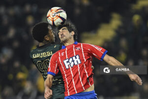 Abel Hernández, de Peñarol. Isaac Méndez, de Central Español. Liga AUF Uruguaya. Estadio Campeón del Siglo.