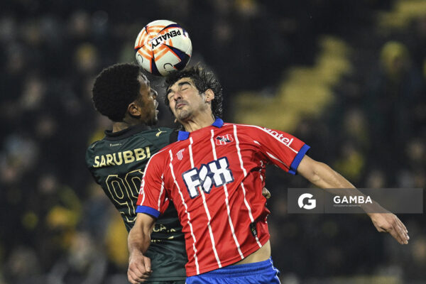 Abel Hernández, de Peñarol. Isaac Méndez, de Central Español. Liga AUF Uruguaya. Estadio Campeón del Siglo.