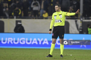 Hernán Heras, árbitro central, Liga AUF Uruguaya. Estadio Campeón del Siglo.