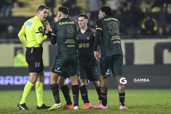 Hernán Heras, árbitro central, Liga AUF Uruguaya. Estadio Campeón del Siglo.