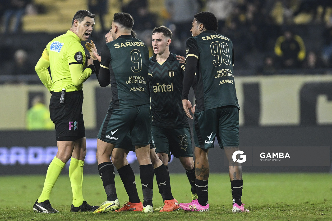 Hernán Heras, árbitro central, Liga AUF Uruguaya. Estadio Campeón del Siglo.