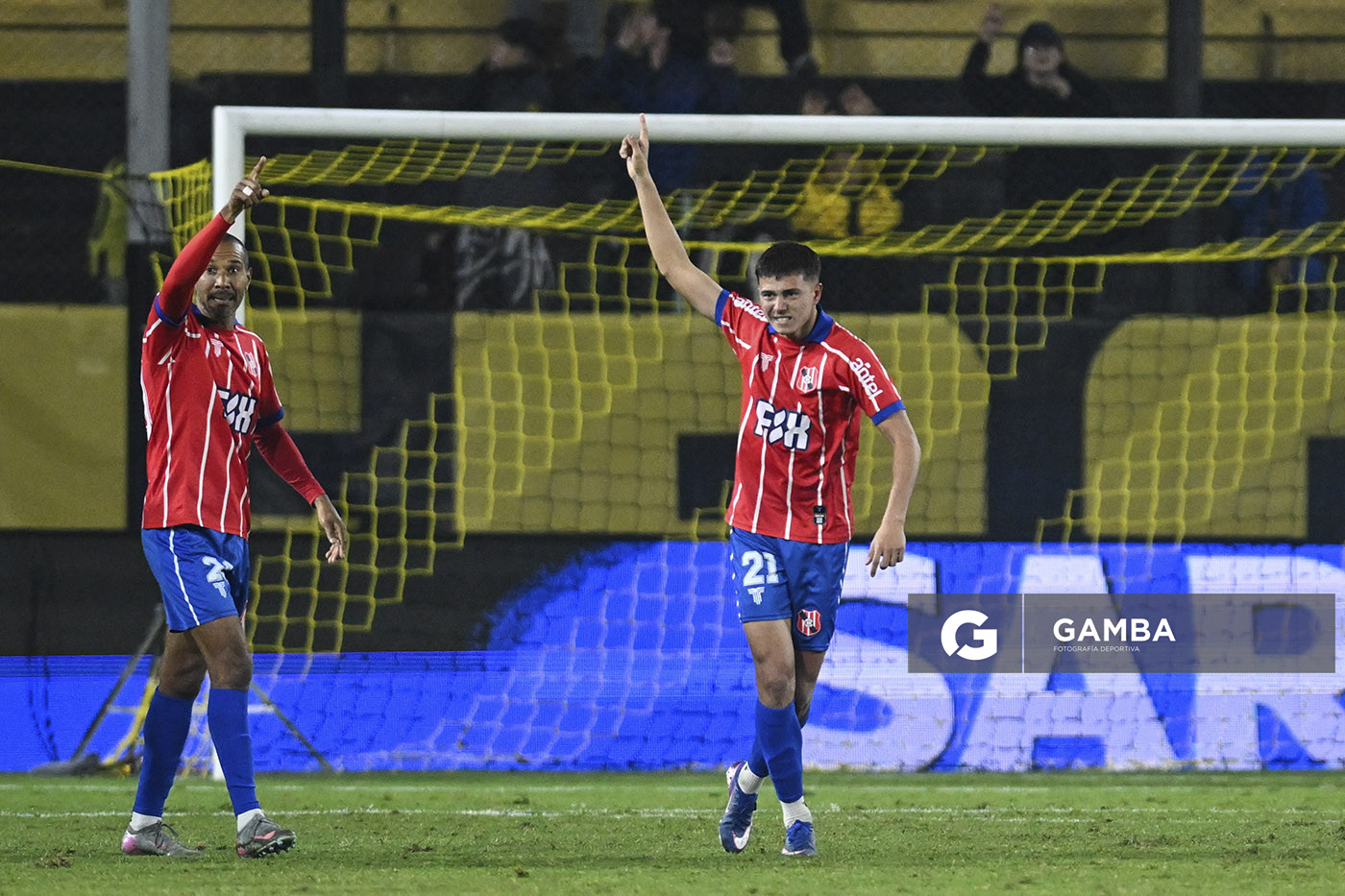 Lucas Pino, de Central Español, Liga AUF Uruguaya. Estadio Campeón del Siglo.