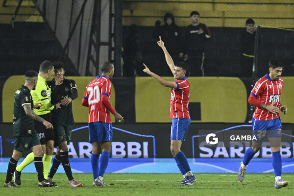 Lucas Pino, de Central Español, Liga AUF Uruguaya. Estadio Campeón del Siglo.