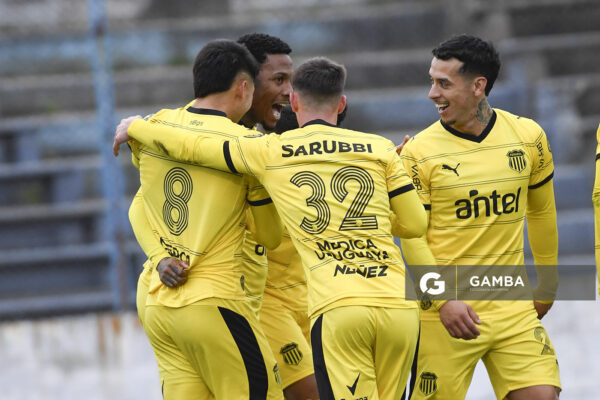 Abel Hernández, de Peñarol, Liga AUF Uruguaya. Estadio Luis Tróccoli.