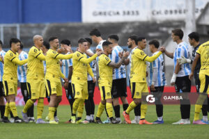 Saludo protocolar entre los equipos. Liga AUF Uruguaya. Estadio Luis Tróccoli.