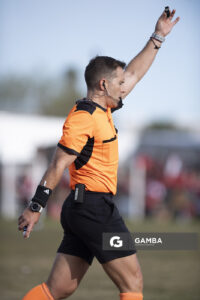 Facundo Piña, árbitro central, 22ª Copa Nacional de Clubes. Estadio Parque Walter Montero.