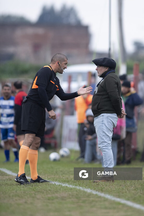 Sebastián Montenegro, árbitro central, 22ª Copa Nacional de Clubes. Estadio Parque Alfredo García Montero.