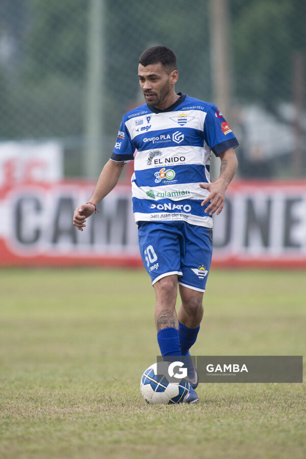 Luciano Machado, de Libertad, 22ª Copa Nacional de Clubes. Estadio Parque Alfredo García Montero.