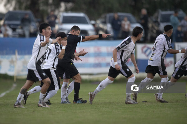 Cristian Bouvier, árbitro central, 22ª Copa Nacional de Clubes.