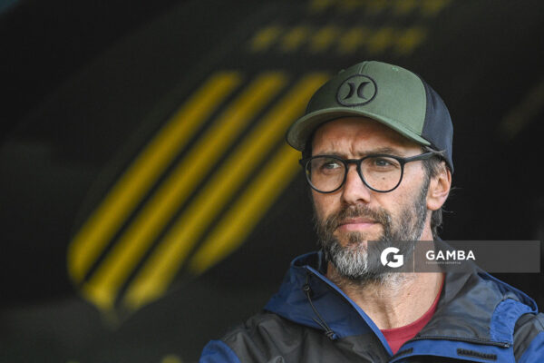 Ignacio Ithurralde, director técnico de Boston River, Liga AUF Uruguaya. Estadio Campeón del Siglo.