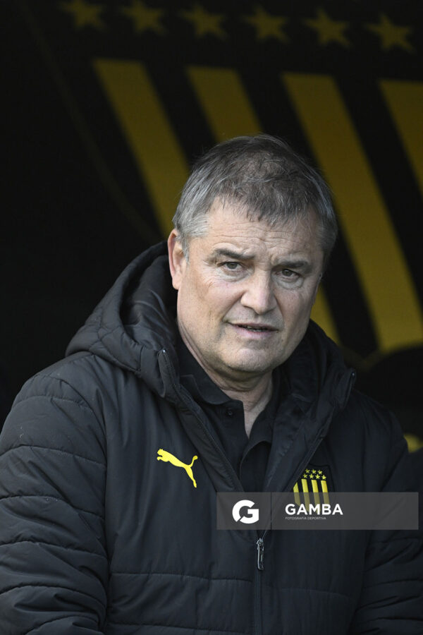 Diego Aguirre, director técnico de Peñarol, Liga AUF Uruguaya. Estadio Campeón del Siglo.