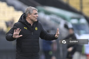 Diego Aguirre, director técnico de Peñarol, Liga AUF Uruguaya. Estadio Campeón del Siglo.