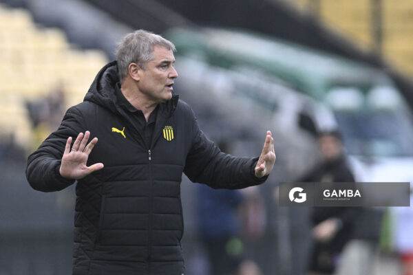 Diego Aguirre, director técnico de Peñarol, Liga AUF Uruguaya. Estadio Campeón del Siglo.