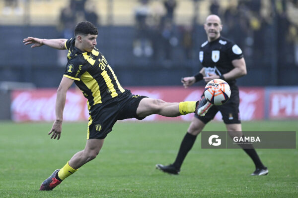 Leonel Jaime, de Peñarol, Liga AUF Uruguaya. Estadio Campeón del Siglo.