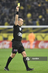 Javier Burgos, árbitro central, Liga AUF Uruguaya. Estadio Campeón del Siglo.