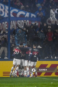 Jugadores de Tigre celebran el gol anotado por Jalil Elías. Copa Conmebol Sudamericana. Estadio Gran Parque Central.