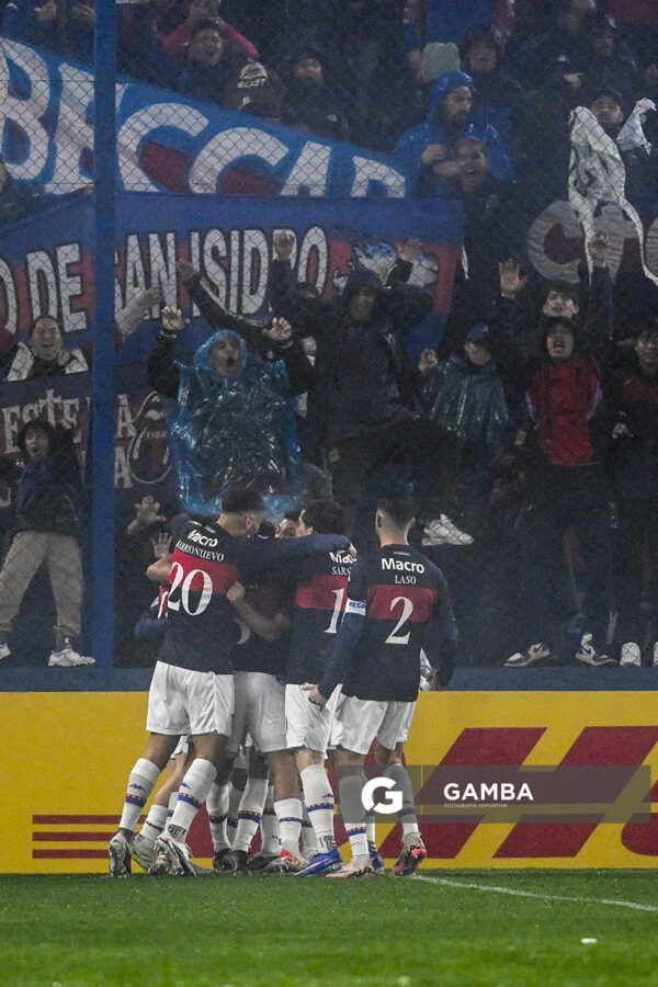 Jugadores de Tigre celebran el gol anotado por Jalil Elías. Copa Conmebol Sudamericana. Estadio Gran Parque Central.