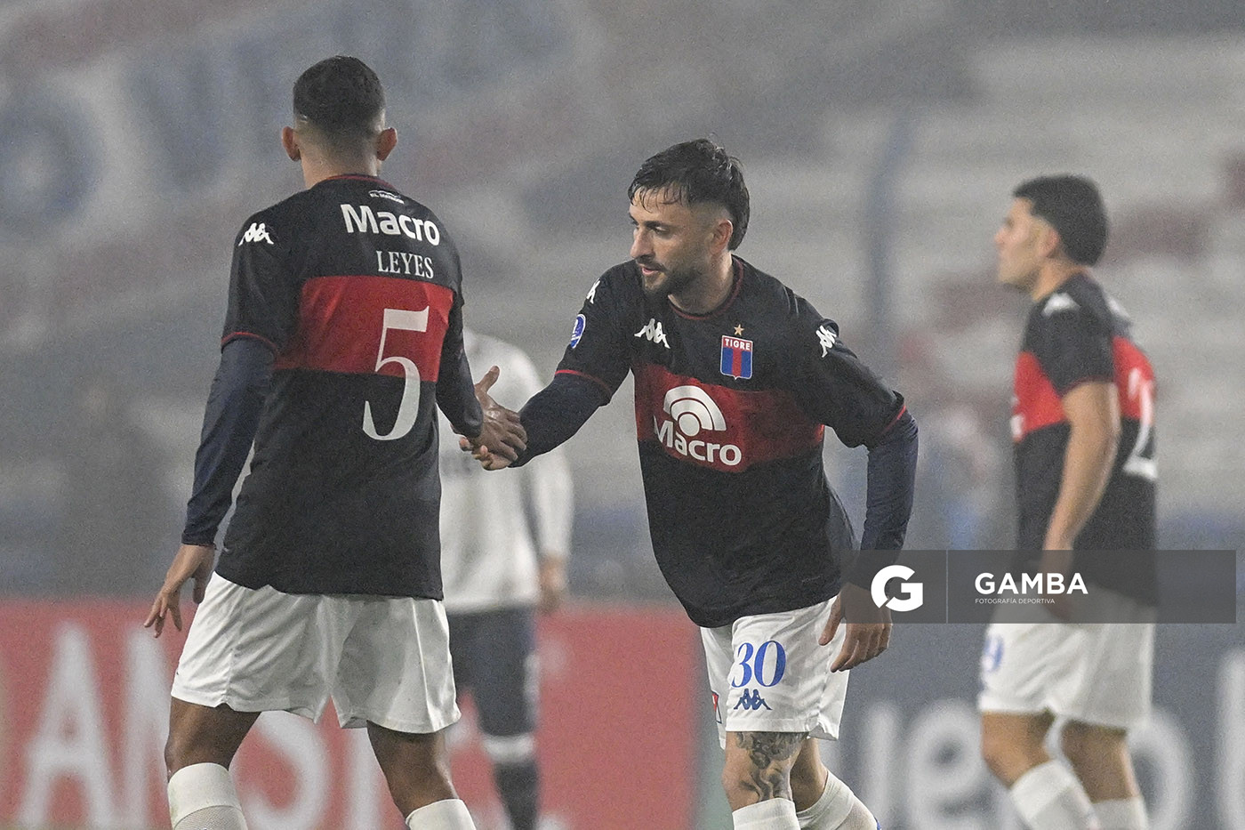 Jalil Elías, de Tigre, Copa Conmebol Sudamericana. Estadio Gran Parque Central.