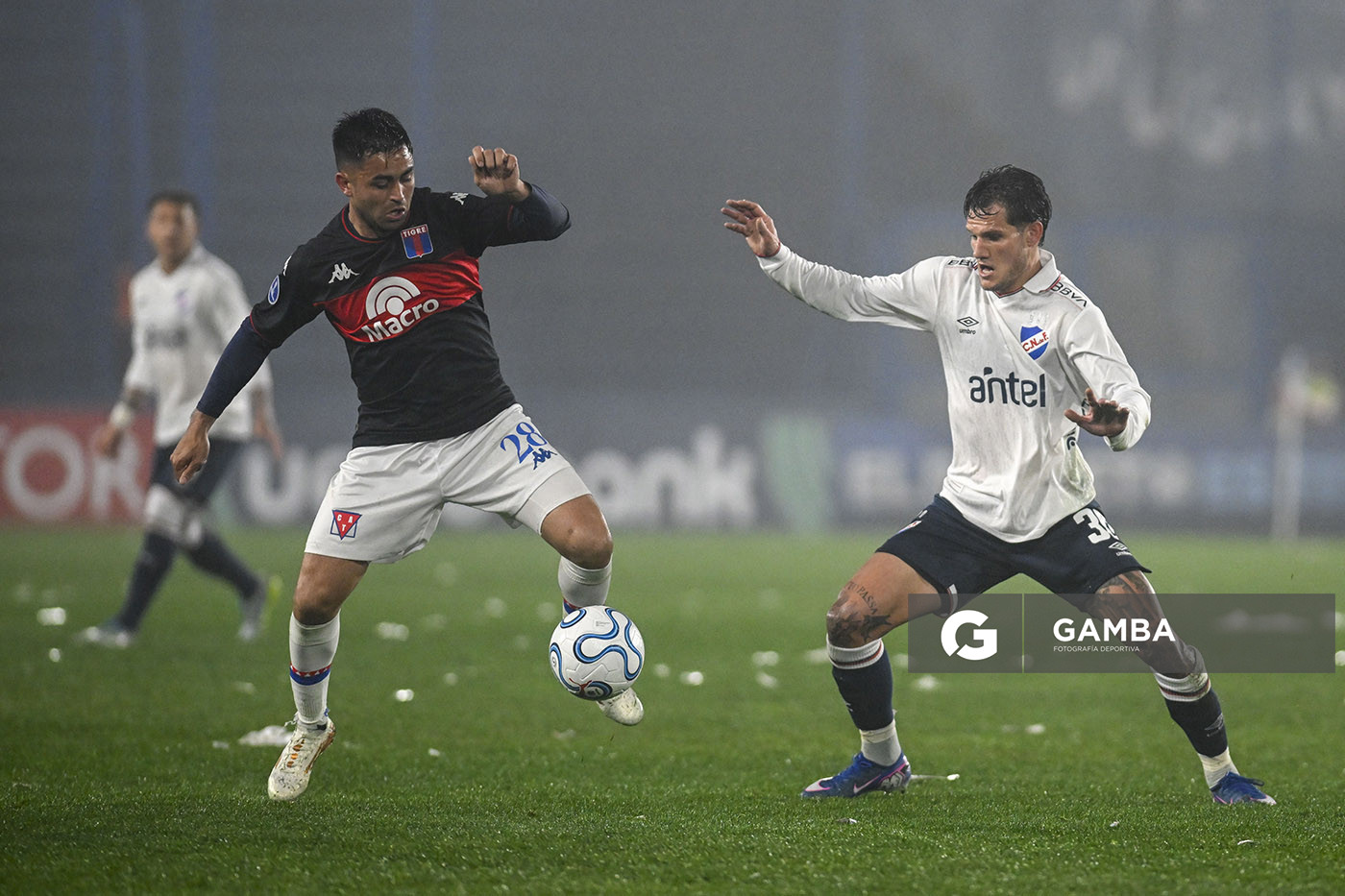 Gonzalo Martínez, de Tigre, Copa Conmebol Sudamericana. Estadio Gran Parque Central.