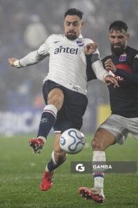 Sebastián Coates, de Nacional. Copa Conmebol Sudamericana. Estadio Gran Parque Central.