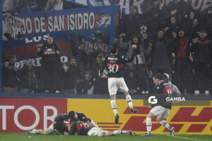 Jugadores de Tigre celebran el gol anotado por Ignacio Russo. Copa Conmebol Sudamericana. Estadio Gran Parque Central.