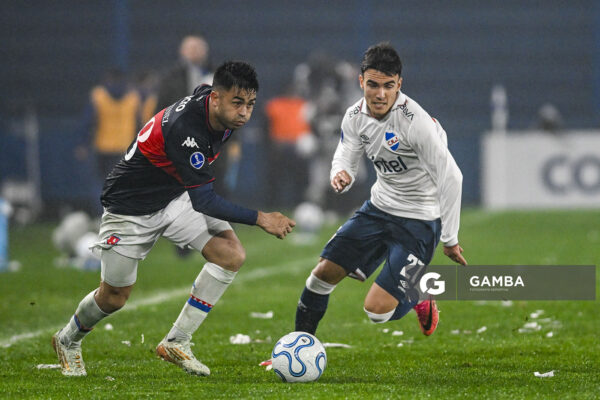 Gonzalo Martínez, de Tigre, Copa Conmebol Sudamericana. Estadio Gran Parque Central.