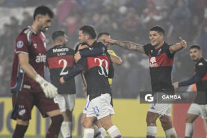 Elías Cabrera, de Tigre, Copa Conmebol Sudamericana. Estadio Gran Parque Central.