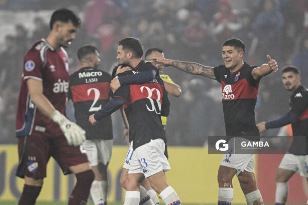 Elías Cabrera, de Tigre, Copa Conmebol Sudamericana. Estadio Gran Parque Central.