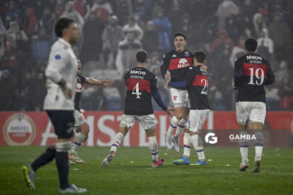 Elías Cabrera, de Tigre, Copa Conmebol Sudamericana. Estadio Gran Parque Central.