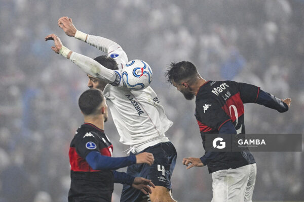 Sebastián Coates, de Nacional. Copa Conmebol Sudamericana. Estadio Gran Parque Central.