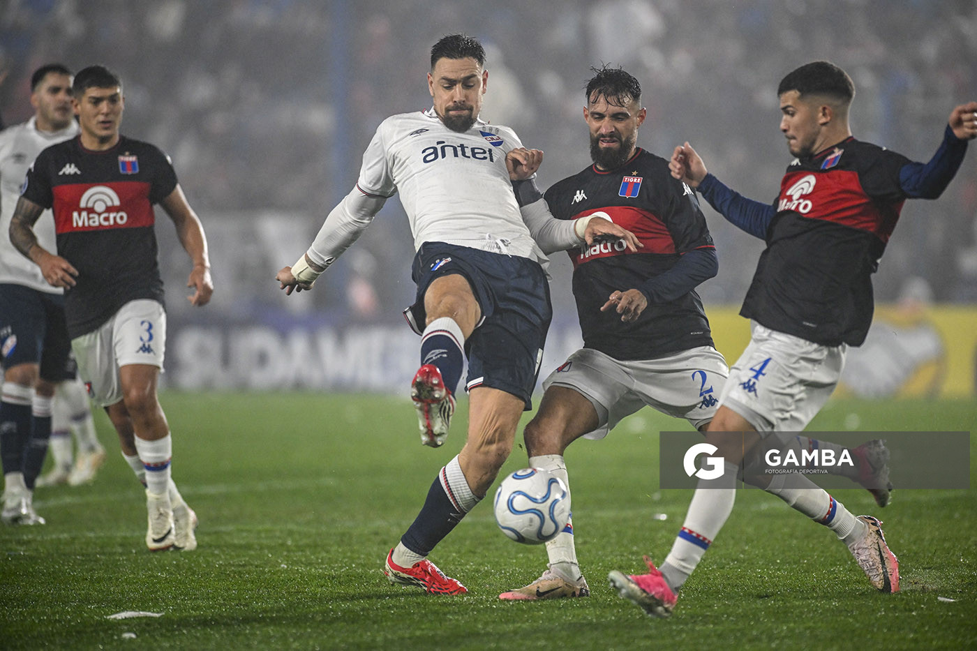 Sebastián Coates, de Nacional. Copa Conmebol Sudamericana. Estadio Gran Parque Central.
