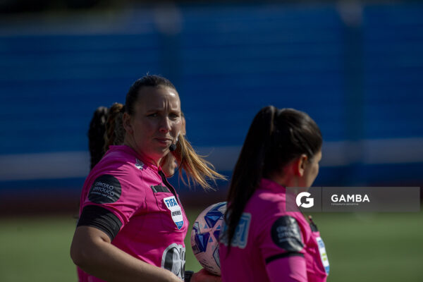 Noelia Giacomazzi, árbitra central, Campeonato Uruguayo Femenino. Parque Palermo.