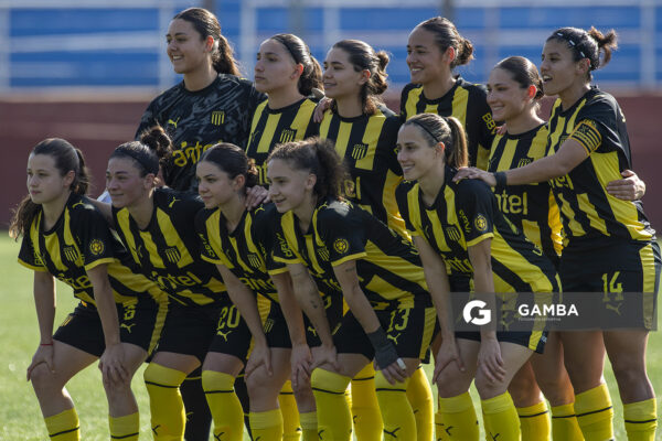 Titulares de Peñarol. Campeonato Uruguayo Femenino. Parque Palermo.