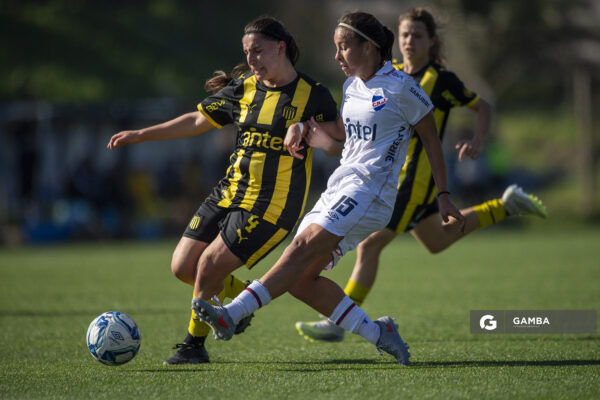 Martina Segovia, de Nacional, Campeonato Uruguayo Femenino. Parque Palermo.