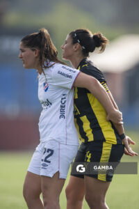 Julieta Lados, de Nacional. Jemina Rolfo, de Peñarol. Campeonato Uruguayo Femenino. Parque Palermo.