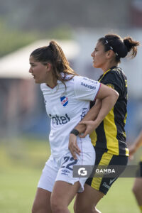 Julieta Lados, de Nacional. Jemina Rolfo, de Peñarol. Campeonato Uruguayo Femenino. Parque Palermo.