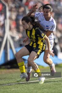 Carla Larrosa, de Peñarol, Campeonato Uruguayo Femenino. Parque Palermo.