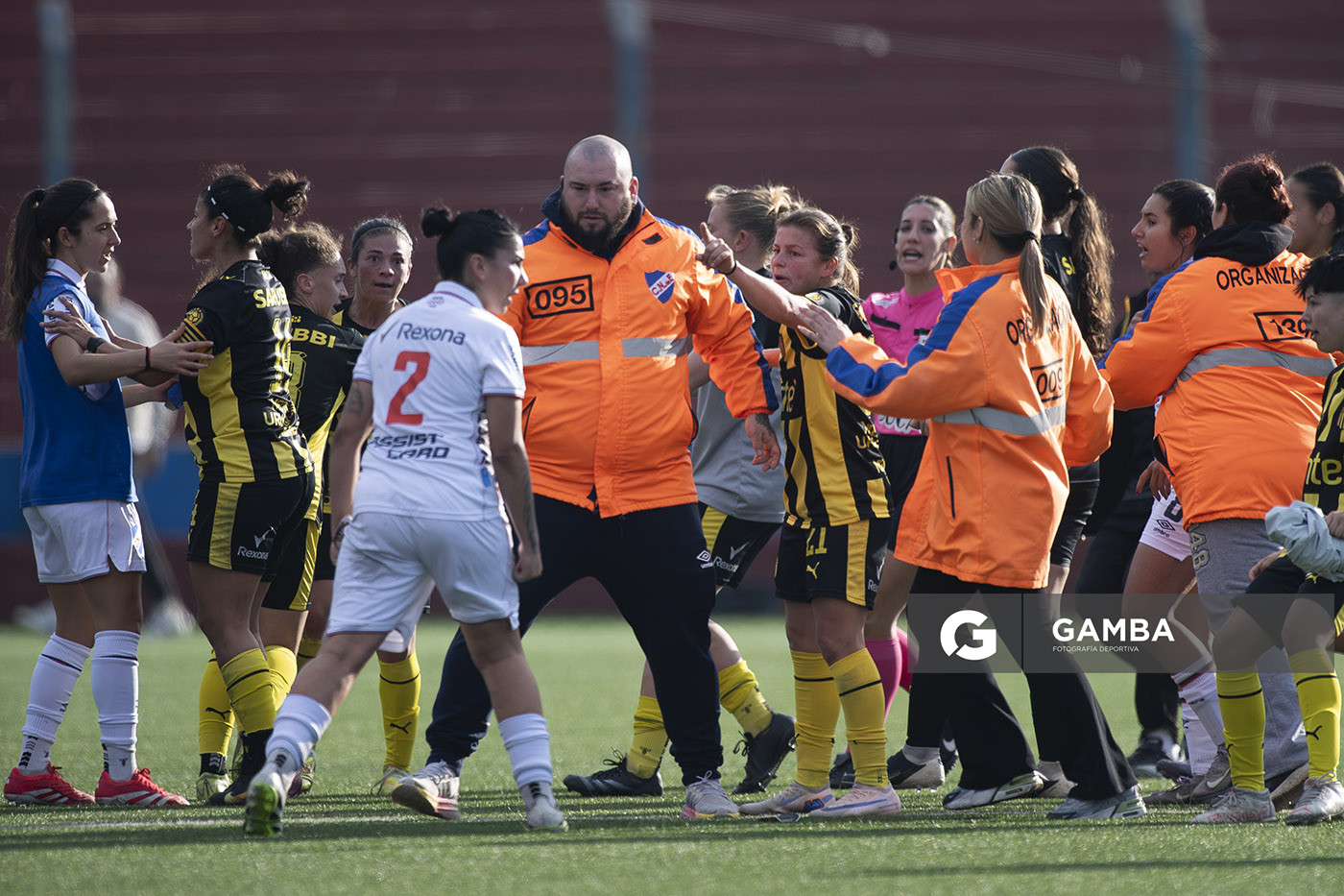 Altercado al término del partido. Campeonato Uruguayo Femenino. Parque Palermo.