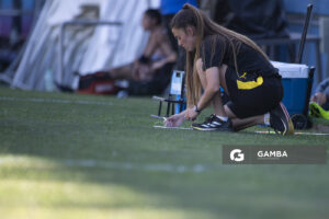 Cecilia Santo, directora técnica de Peñarol, Campeonato Uruguayo de Fútbol Femenino. Estadio Gran Parque Central.