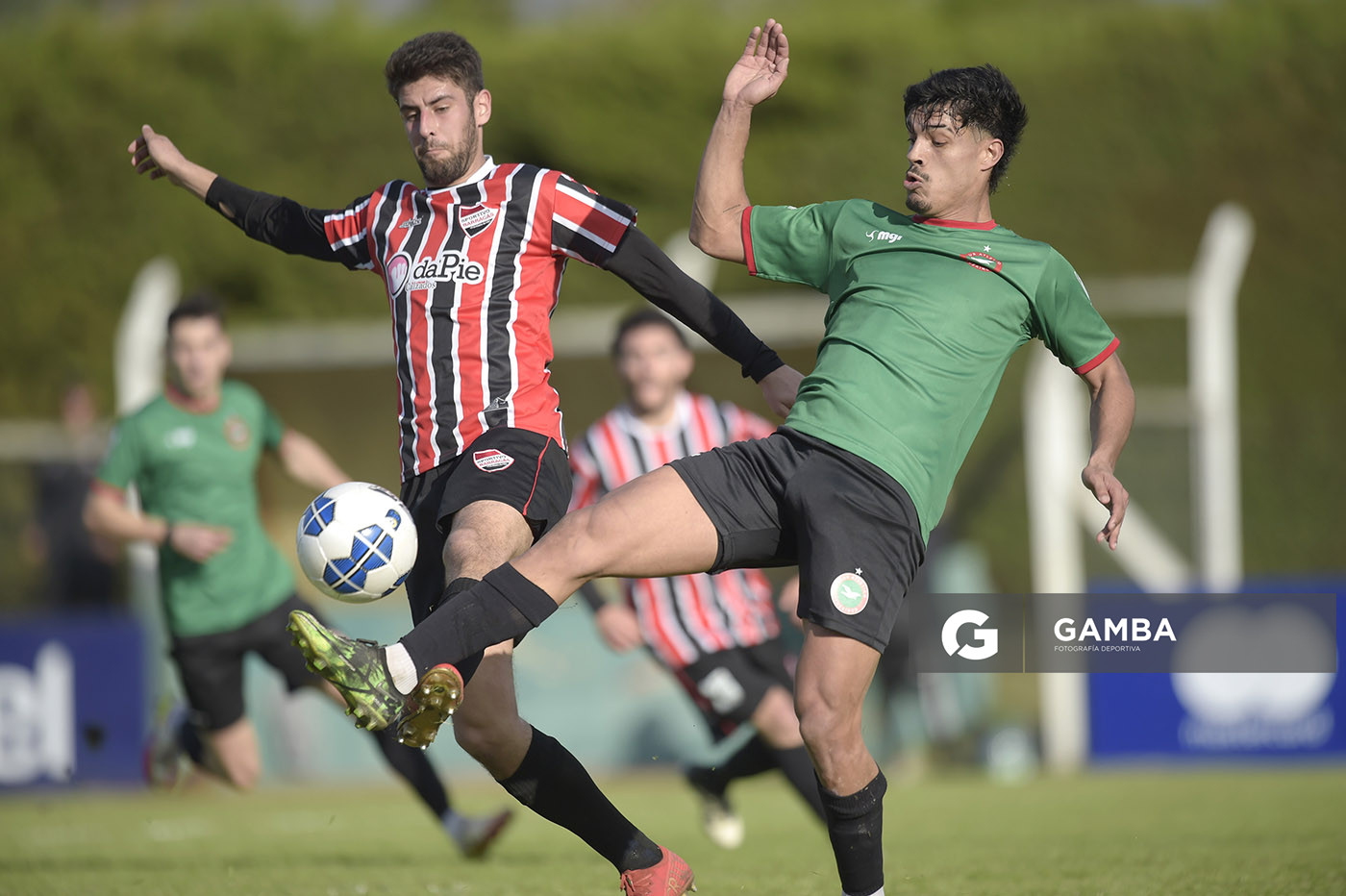 Matías Stirbulov, de Barracas. Gonzalo Gadea, de Ituzaingó. 18ª Copa Nacional de Clubes. Estadio Julia Pereira.